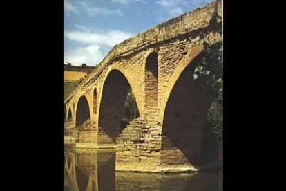 En Puente la Reina, punto en el que confluyen las rutas procedentes de Roncesvalles y Somport, se encuentra este puente sobre el Río Arga.
