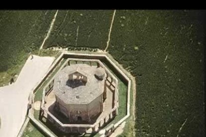 Santa María de Eunate es una de las iglesias más conocidas del Camino. No existen pruebas documentales sobre su origen aunque este tipo de construcción poligonal se relaciona con los templarios.