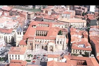 Levantada sobre un conjunto de pequeñas iglesias, la Basílica alberga el Panteón de los Reyes, un monumento sepulcral de gran belleza.