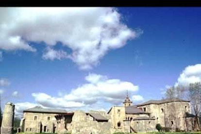 Muy cerca de la Iglesia de Santiago se encuentra el Monasterio de Carracedo con su famoso «mirador de la reina».