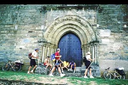 La «puerta del perdón» de la Iglesia de Santiago es otro de los hitos del Camino. Quienes llegaban a este punto, sin poder continuar a Santiago, obtenían la indulgencia plenaria.