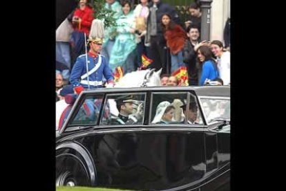 Los Príncipes de Asturias, tras su enlace matrimonial, pasaron por delante del Bosque de los Ausentes, donde desde esta mañana hay una corona de flores.