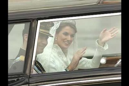 A la salida, los novios se dieron un beso en la puerta principal de la Basílica a petición del público que les esperaba y les aplaudió.