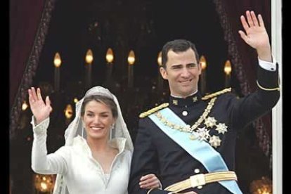 Los Príncipes de Asturias han ofrecido a las 14:24 horas una de las imágenes más esperadas del día cuando han saludado, desde el balcón central del Palacio Real.