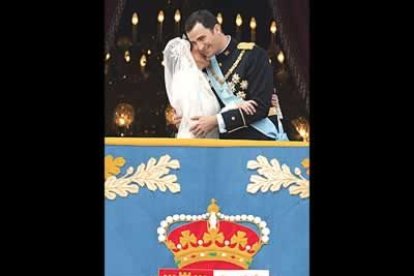 Don Felipe y Doña Letizia, muy sonrientes y continuamente cogidos del brazo o la mano, se besaron en la mejilla ante la insistencia de miles de ciudadanos.