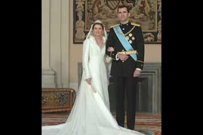 Fotografía oficial de los novios en el Palacio Real después de saludar en el balcón, que no se había abierto en casi 30 años.