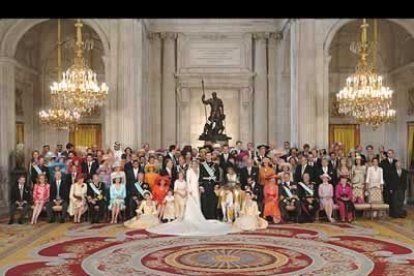 Los novios posan con los reyes de España, Don Juan Carlos y Doña Sofía y los padres de Doña Letizia Ortiz.