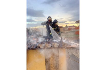 Un instante durante la intervención de los efectivos del parque de la capital. BOMBEROS DE LEÓN (6)