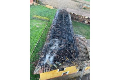 Estado en el que quedó la vivienda. BOMBEROS DE LEÓN.