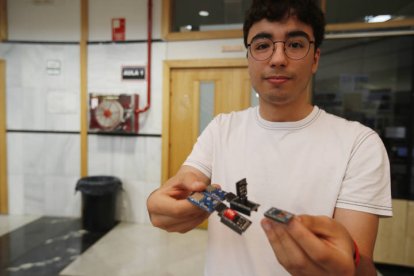 El estudiante de Ingeniería Informática Naamán Huerga ganó en la categoría Software con su usb que ejecuta instrucciones programadas, con la ventaja de que es de código abierto, para que cualquiera pueda construirlo y programar las órdenes para ejecutar programas una vez conectado. RAMIRO