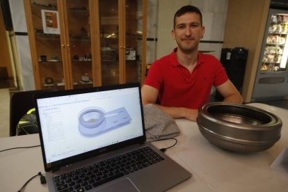 Sergio Rodríguez, basándose en el principio de funcionamiento de una lavadora, ha creado una máquina para filtrar aceites (minerales, sintéticos o vegetales) para reciclarlos y obtener biocombustible. RAMIRO