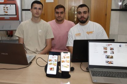 Cooking Pal es una aplicación para la concina saludable de aprovechamiento desarrollada por Claudio Daniel Fernández, Diego Prieto y Javier Sánchez. RAMIRO