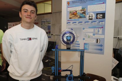El prototipo presentado por David Álvarez es capaz de reciclar las botellas ee plástico en tiras para transformarlo en hilos para las impresoras 3D. RAMIRO