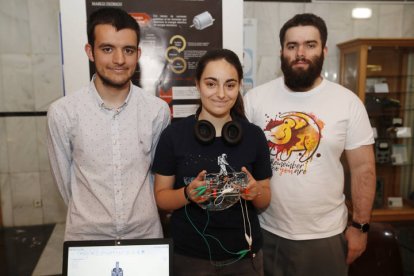 El motor de corriente continua presentado por Margarita Esteban, Christian González, Luis García y Guillermo Alba, está construido con materiales reciclados y es útil para cualquier cosa que requiera energía eléctrica. RAMIRO