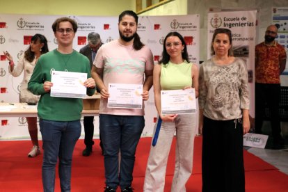 El equipo IntellBell —Javier Nido, Beatriz Jové y Alberto Miguel— presentó un timbre conectado a Telegram que permite al usuario abrir la puerta de su casa en la distancia y que, además, cuenta con un panel solar, es modular, con lo que el usuario lo podría montar, y está hecho con material reciclado. DL