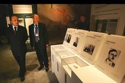 El museo ha costado 40 millones dólares y más de diez años de trabajo, y en sus salas alberga objetos auténticos de la Segunda Guerra Mundial y de la vida judía en Europa antes y durante el Holocausto.