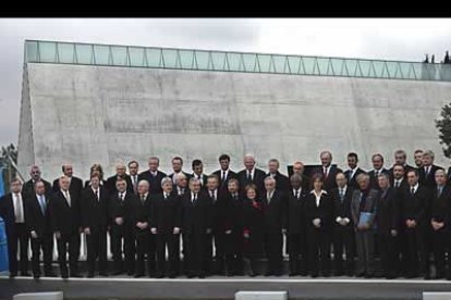 La ceremonia han sido seguida por centenares de personas, entre los que se encontraban los máximos representantes políticos de Israel, así como decenas de supervivientes del Holocausto.