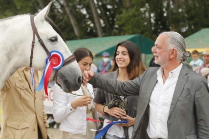 Lucas entregó un premio a Duque Arenas VII. LDM