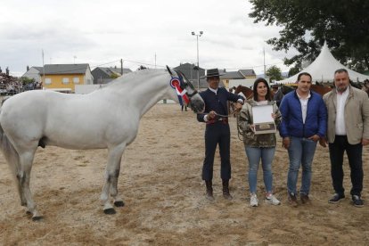 Salvador RJ ganador macho del campeonato junto a sus dueños y Eduardo Morán. L. DE LA MATTA