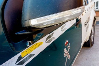 Impacto de bala en el coche de la Guarcia Civil. DL