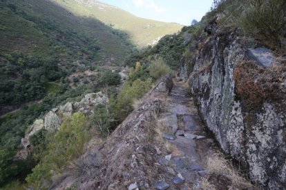 Detalle de una de las paredes excavadas para el paso del agua hasta Las Médulas. NORBERTO