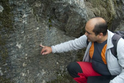 El ingeniero Roberto Matías muestra las señales hidráulicas de los canales romanos. NORBERTO