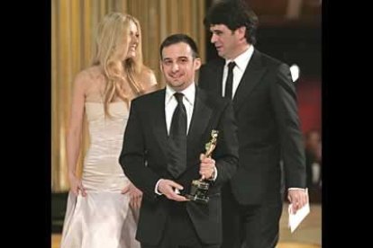En el momento de recoger el premio, Amenábar se lo dedicó a Ramón Sampedro, protagonista de la cinta, porque «a pesar de su deseo de morir, difunde tanta vida a su alrededor».
