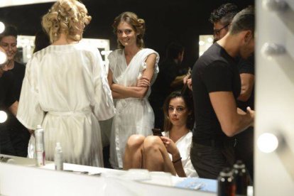 Un momento en el backstage durante la semana de la moda en Milán. Foto: FILIPPO MONTEFORTE I AFP