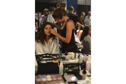 Una modelo se somete a una sesión de maquillaje previa al desfile. Foto: FILIPPO MONTEFORTE I AFP