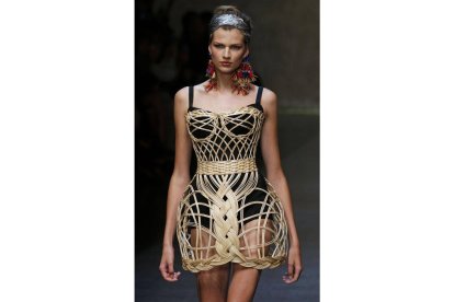 Una modelo muestra un diseño de Dolce & Gabbana en Milán. Foto: STEFANO RELLANDINI I REUTERS