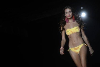 Diseño de la colección de verano de Agogoa, durante la semana de la moda. Foto: FILIPPO MONTEFORTE I AFP