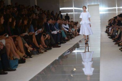 Una modelo luce un diseño de Marni sobre la pasarela. Foto: GIUSEPPE CACACE I AFP