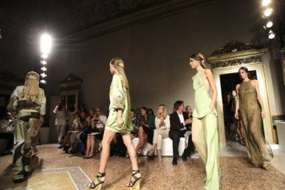 Modelos desfilan en la pasarela con la creación de Emilio Pucci. Foto: ANTONIO CALANNI I AP