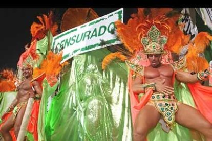Por orden de la justicia, un carro alegórico que representaba escenas del Kama Sutra desfiló completamente recubierto, con un enorme letrero con la palabra «Censurado».