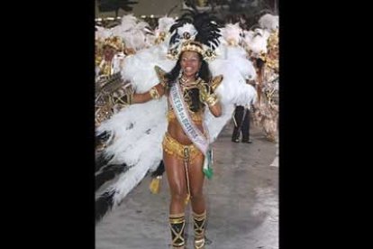 Las tribunas deliraron con la entrada de Mangueira, la escuela preferida de los cariocas, que realizó un desfile tradicional, con derroche de dorados y ropajes del siglo XVIII, al homenajear al Estado de Minas Gerais (sureste).