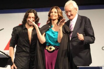 Montero recibió la capa de la Cofradía del Botillo . LDM/ Barredo