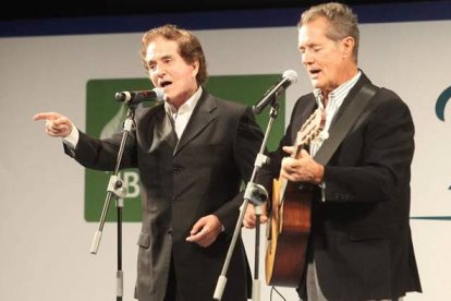 El Dúo Dinámico cantó «Resistiré» para los mineros. LDM / Barredo
