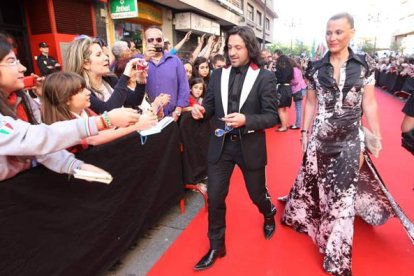 Rafael Amargo, acompañado de su pareja. L. de la Mata/Ana F. Barredo
