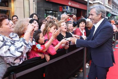 Imanol Arias firmó autógrafos a su fans. L. de la Mata/Ana F. Barredo