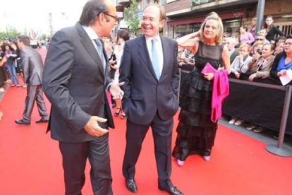 El presidente del Senado, Pío García Escudero, recibió ayer el premio Micrófonos de Oro en el apartado de política. l. de la mata / Ana Barredo