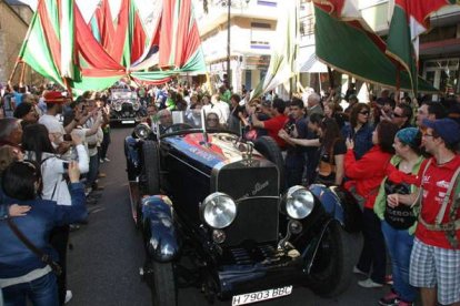 Coches de época y enseñas, pusieron glamour y tradición. LDLM/AFB