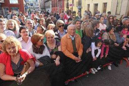 Cientos de ponferradinos se agolparon para ver a los premiados en la gala. L. de la Mata/Ana F. Barredo