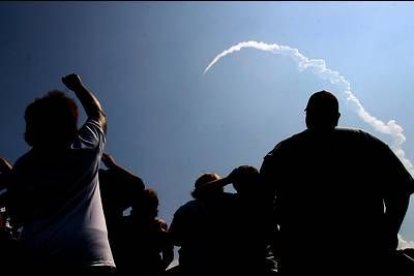 Un estruendo ensordecedor, una cola de fuego y una gigantesca nube de humo fueron la estela que el Discovery dejó en su camino hacia el espacio exterior...