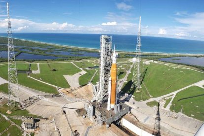 Fotografía del 15 de septiembre de 2022 cedida por la Nasa donde se aprecia una vista del sistema de lanzamiento espacial Artemis I (SLS) y la nave espacial Orión. JASON PARRIS