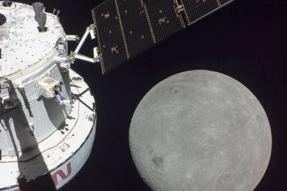 Fotografía del pasado 22 de noviembre que muestra la cápsula Orión acercándose con éxito a 130 kilómetros de la Luna. NASA