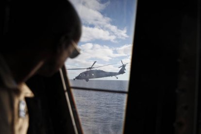 Shannon Gregory, Jefe de Operaciones de Helicópteros de la NASA, mira desde la torre de control de helicópteros mientras los helicópteros MH-60 despegan de la cabina de vuelo. CAROLINE BREHMAN