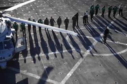 Aviadores de la Marina del U.S.S. Portland (LPD 27) antes de despegar en helicópteros MH-60 como parte de la operación de recuperación de la cápsula Orión. CAROLINE BREHMAN
