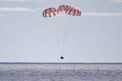 La cápsula Orión cae en el océano Pacífico después de que se desplegaran paracaídas, frente a la costa de Baja California, México. CAROLINE BREHMAN