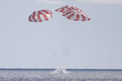 La cápsula Orión cae en el océano Pacífico después de que se desplegaran paracaídas, frente a la costa de Baja California, México. CAROLINE BREHMAN