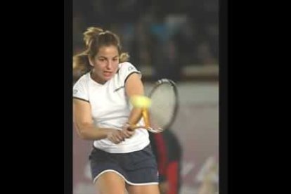 El enfrentamiento comenzó muy igualado, anotándose cada jugadora sus respectivos servicios hasta que el quinto juego Anna logró romper el saque que parecía dar paso a un ventaja de la rusa.